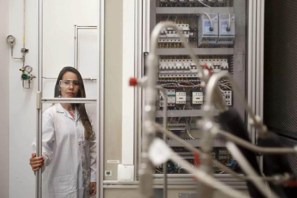 Employee with a career at Petrobras looking at the camera, in a Cenpes laboratory.