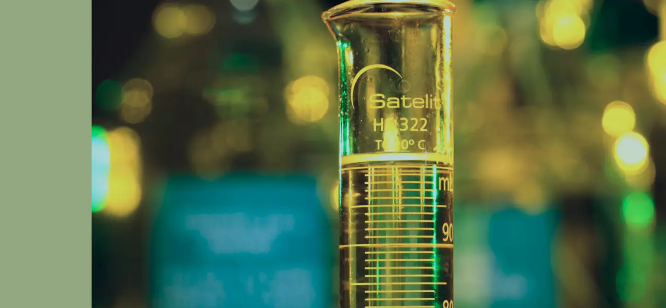 Óleo da Petrobras armazenado em um tubo de vidro.