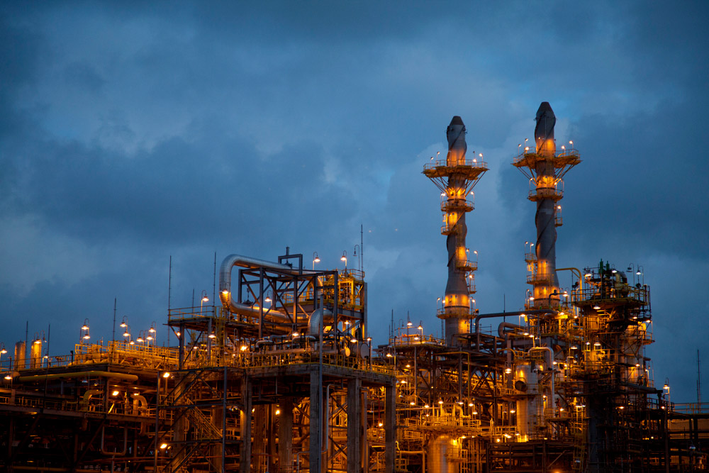 Night photo with towers of the Abreu e Lima refinery