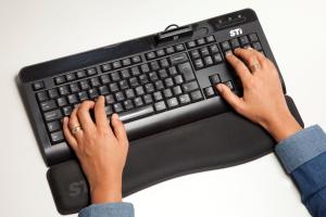 Mãos digitando teclado