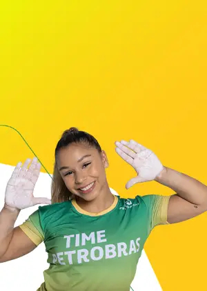 Mulher mostrando as palmas das mãos, sorrindo com a camisa do Time Petrobras