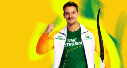 Atleta de arco e flecha com uniforme do Time Petrobras em pose de celebração, segurando seu equipamento esportivo sobre fundo amarelo e verde.