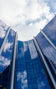 Fachada de um edifício repleto de janelas de vidro.