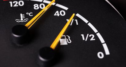 Painel de carro exibindo os medidores de nível de combustível e temperatura do motor.