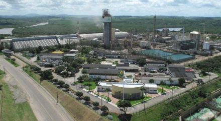 Vista aérea da Fábrica de Fertilizantes Nitrogenados da Petrobras (FAFEN-SE), com estruturas industriais, tanques e prédios administrativos cercados por área verde.