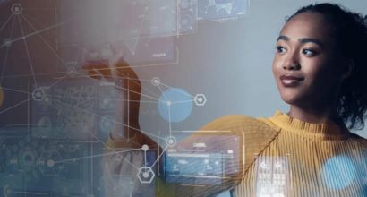 Mulher sorrindo interage com interface digital holográfica com gráficos e conexões tecnológicas.