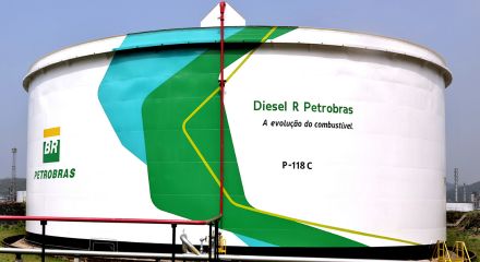 White Petrobras industrial storage tank with green and blue branding and the text Diesel R Petrobras, The evolution of fuel.