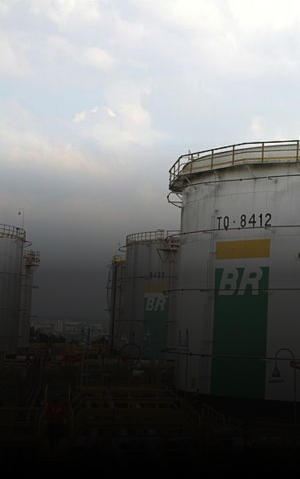 Tanques de armazenamento de combustível com a marca BR da Petrobras em terminal de distribuição.