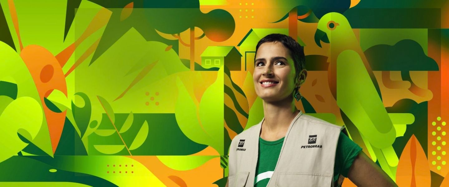 Mulher usando um colete verde da Petrobras sorri em frente a uma ilustração de ícones e elementos gráficos representando a natureza.