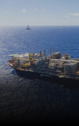 Fotografia aérea de plataforma de petróleo no oceano.