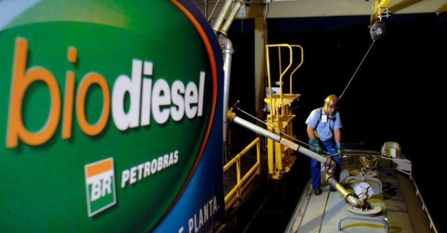 Colaborador em cima de caminhão enchendo o tanque de biodiesel, uma das fontes renováveis usadas na matriz energética brasileira