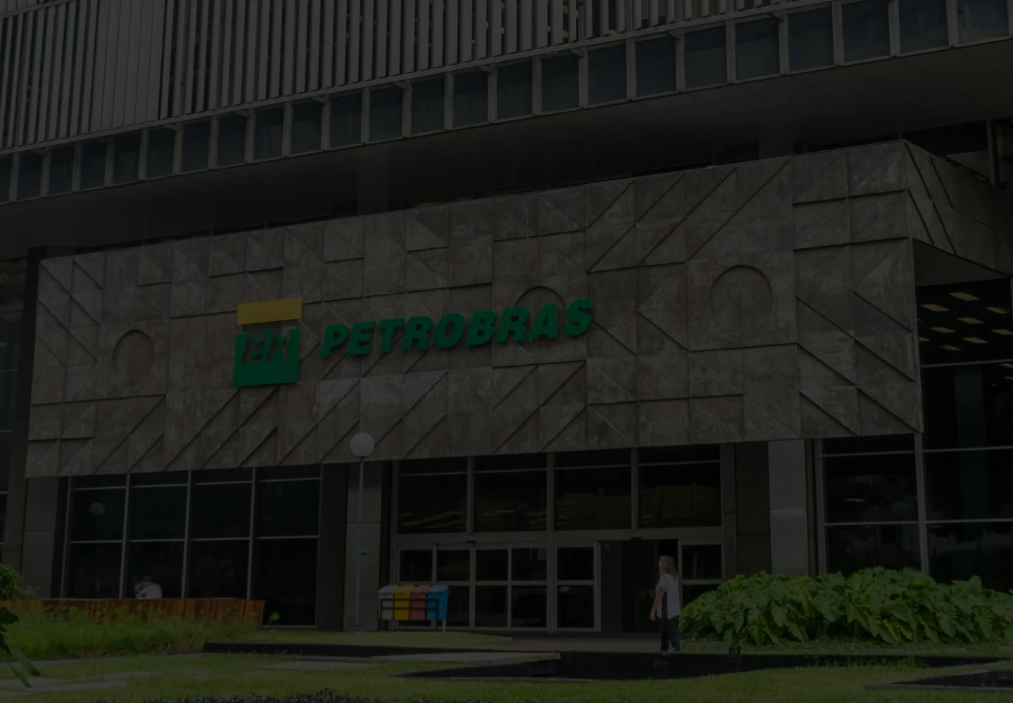 Fotografia diurna da fachada do Edise, edifício-sede da Petrobras.