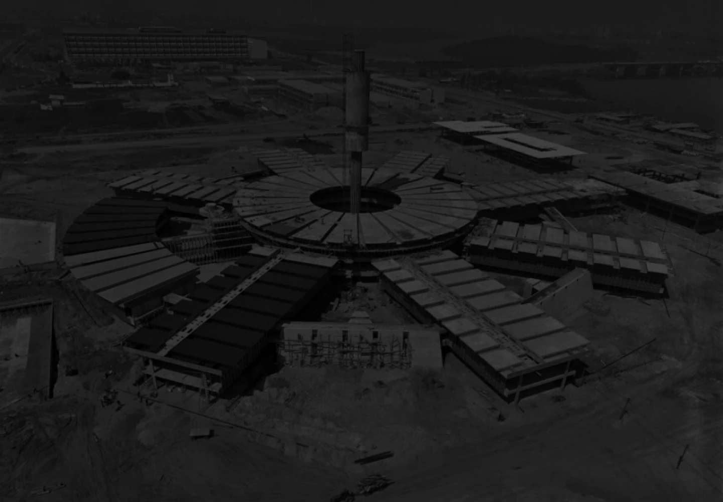 Foto aérea em preto e branco da construção do Cenpes, o centro de pesquisa da Petrobras.