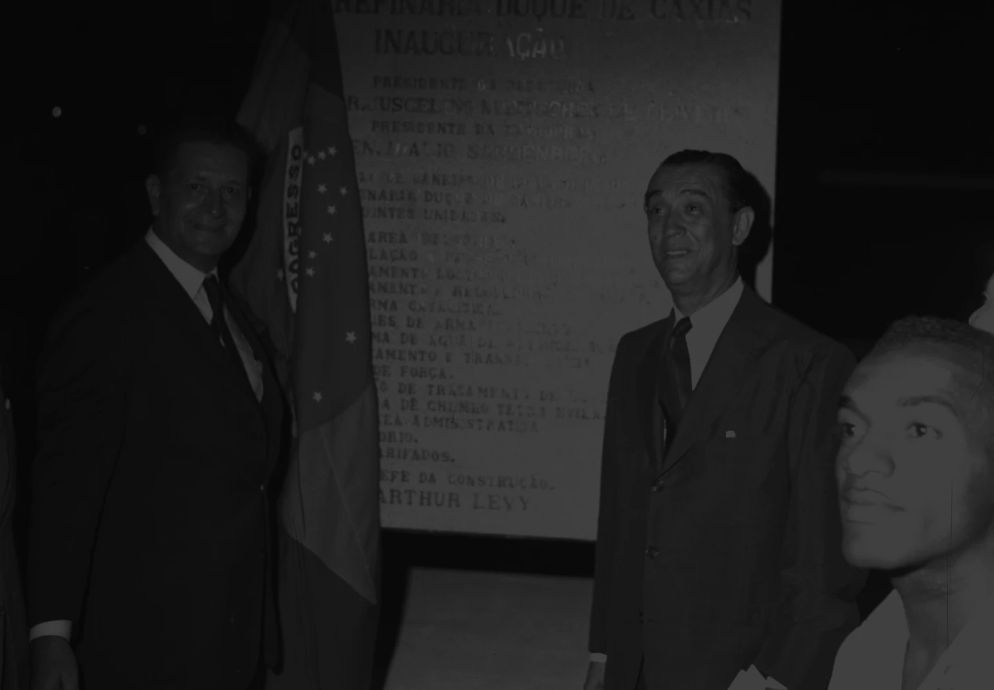 Fotografia em preto e branco da visita do então presidente Juscelino Kubitschek à refinaria Reduc.