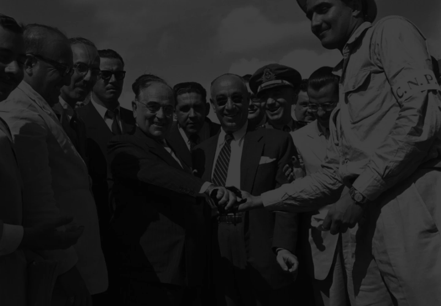 Fotografia em preto e branco da visita do então presidente Getulio Vargas a uma das operações da Petrobras.