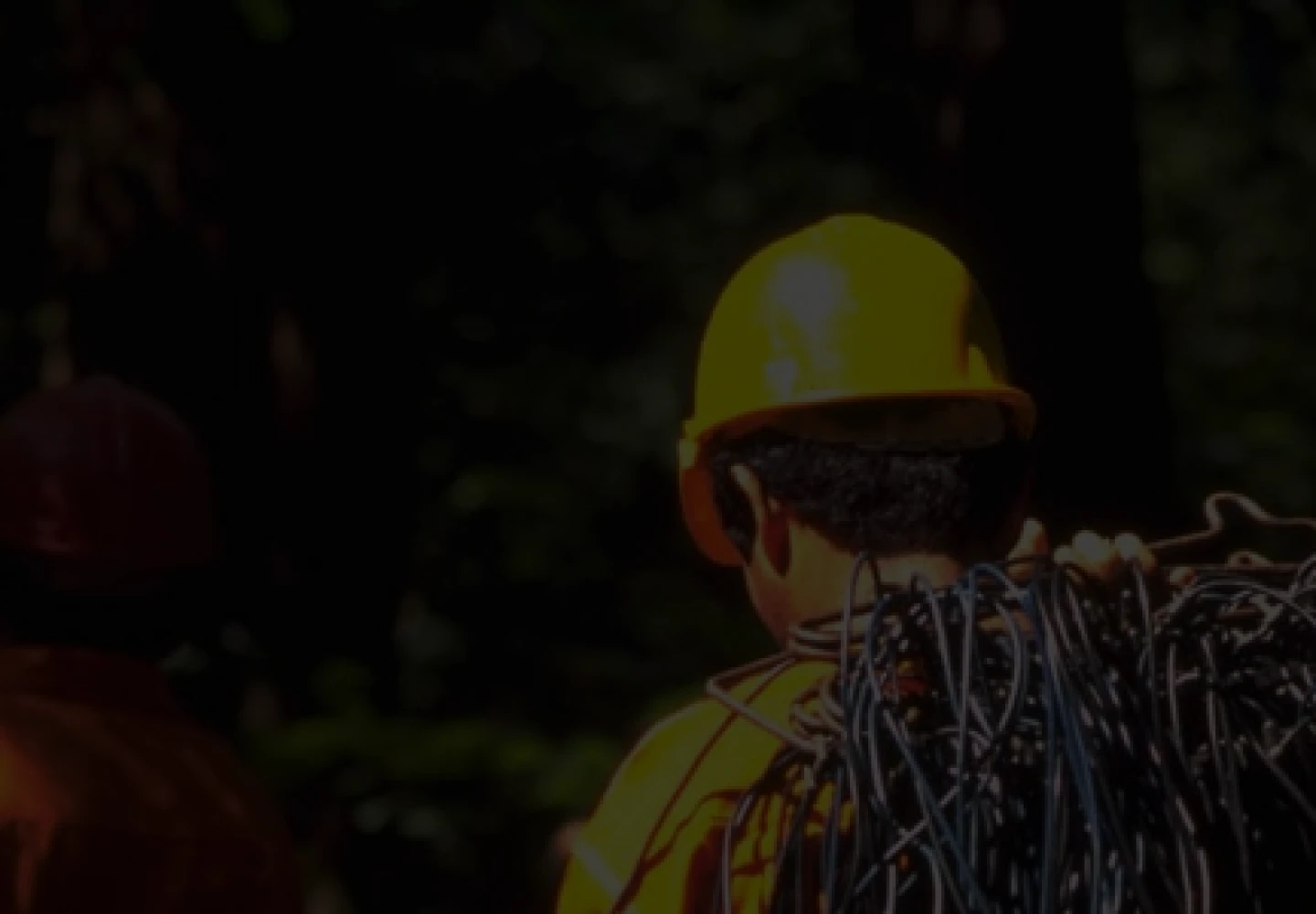 Photo of two Petrobras employees, wearing uniforms, walking in the Amazon rainforest.