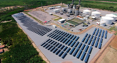 Foto aérea da Usina Fotovoltaica de Alto Rodrigues, no Rio Grande do Norte.