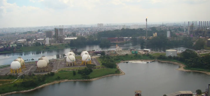 Distant photo showing structure of the Capuava Refinery