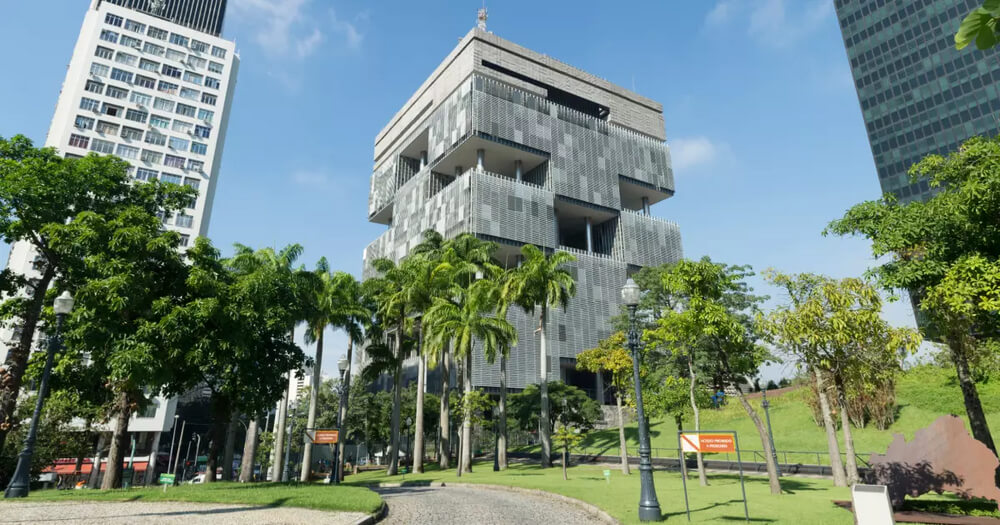 Fotografia diurna da fachada do Edise, edifício-sede da Petrobras, na cidade do Rio de Janeiro.