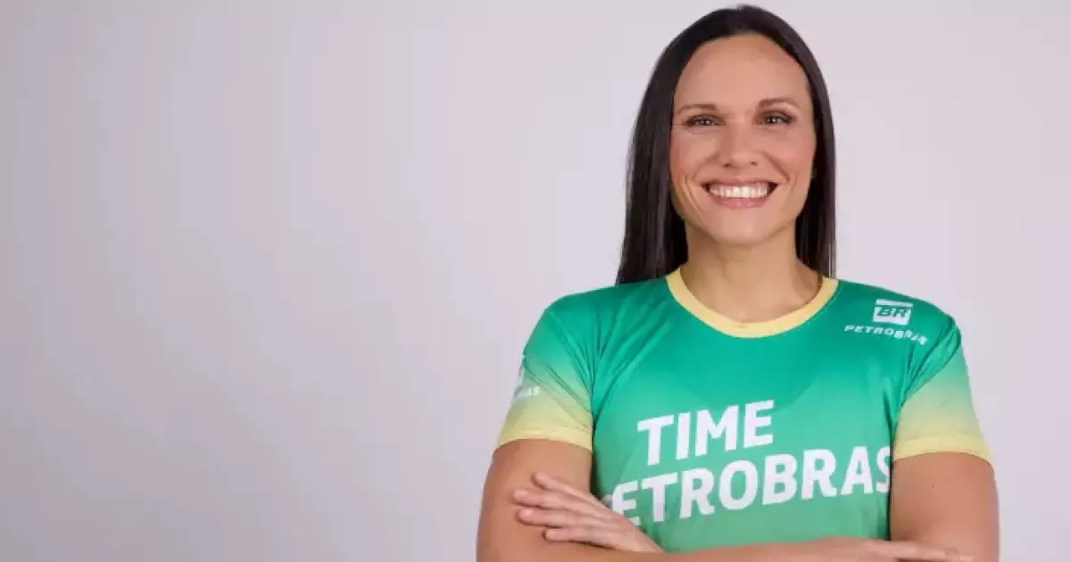 Atleta de braços cruzados sorrindo