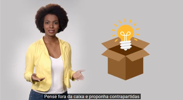 Mulher com mãos em frente ao corpo, com palmas viradas para cima. Ao seu lado, caixa com lâmpada dentro.