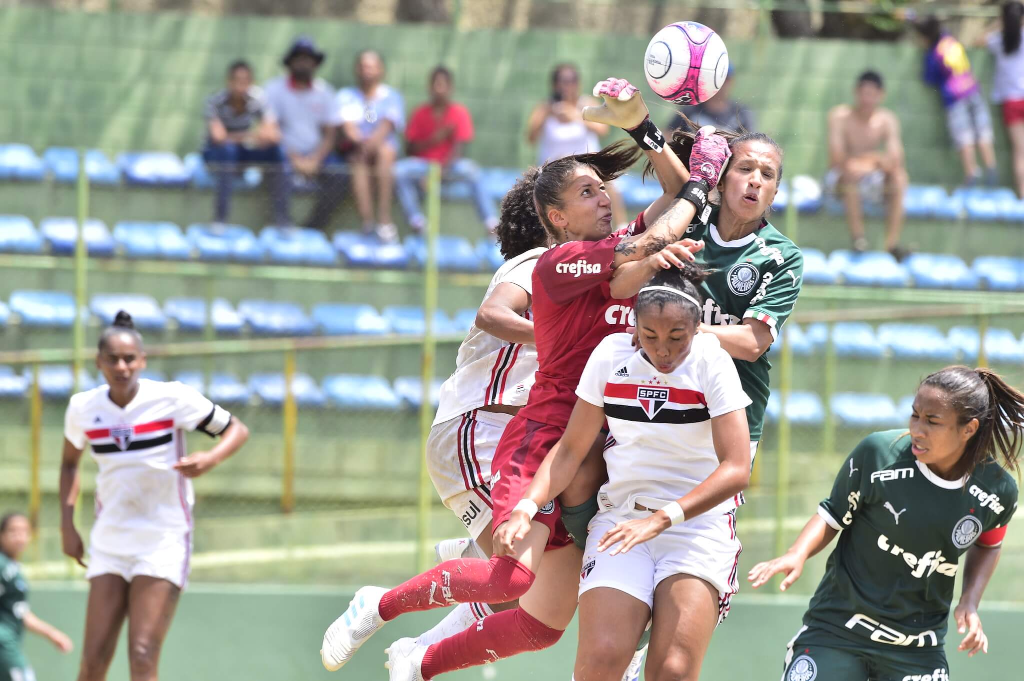 Mulheres do Palmeiras e São Paulo disputam bola em partida da Copa Paulista de Futebol Feminino.