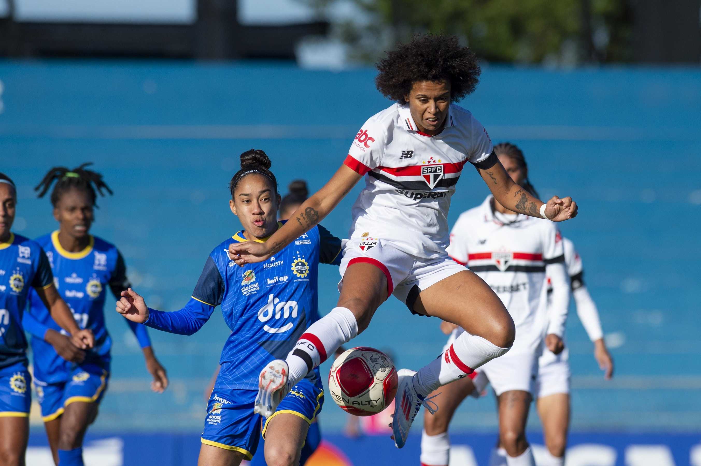 Jogadoras do São Paulo e do São José disputam a bola durante jogo válido pelo Paulistão Feminino.