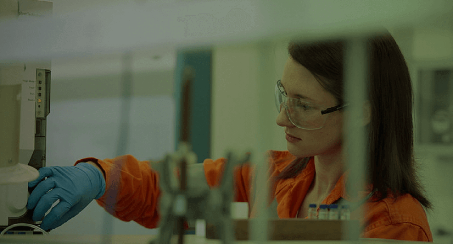 Two young men in white coats show how it is to work at Petrobras, analyzing liquids in a laboratory.