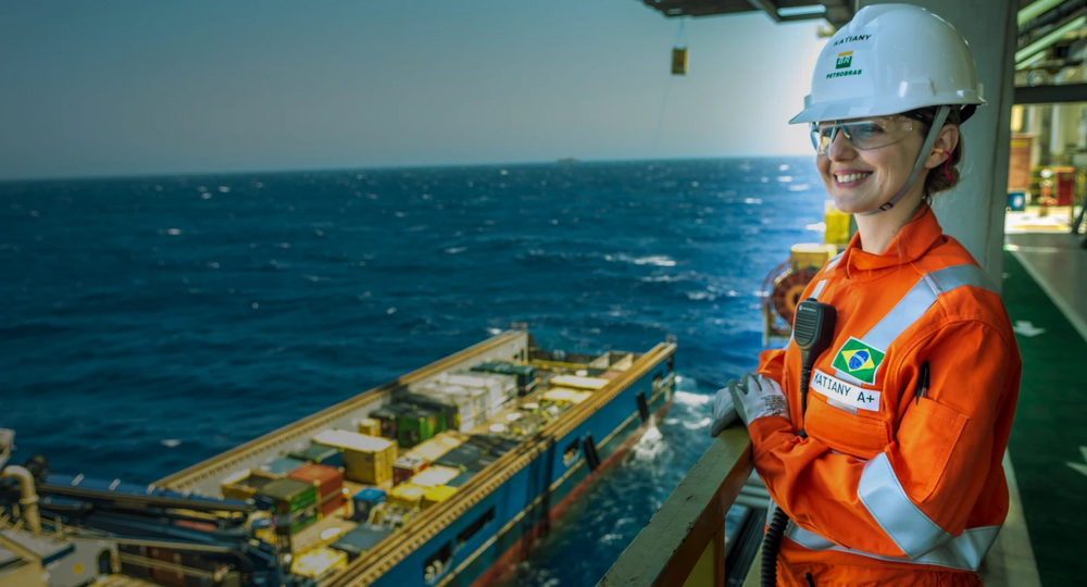 Petrobras employee on an offshore platform, wearing full protective equipment.