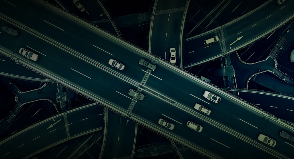 Foto aérea de diversas autoestradas com carros, representando o uso de produtos da Petrobras
