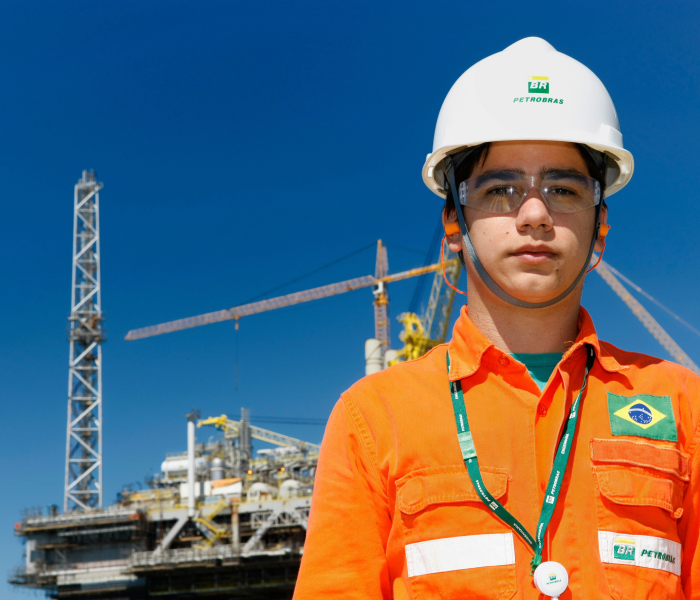 Funcionário da Petrobras, usando uniforme e equipamento de proteção completo.
