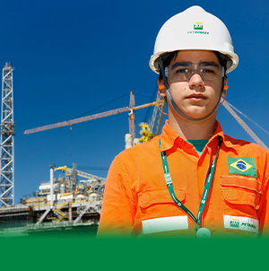 Funcionário da Petrobras, usando uniforme e equipamento de proteção completo.