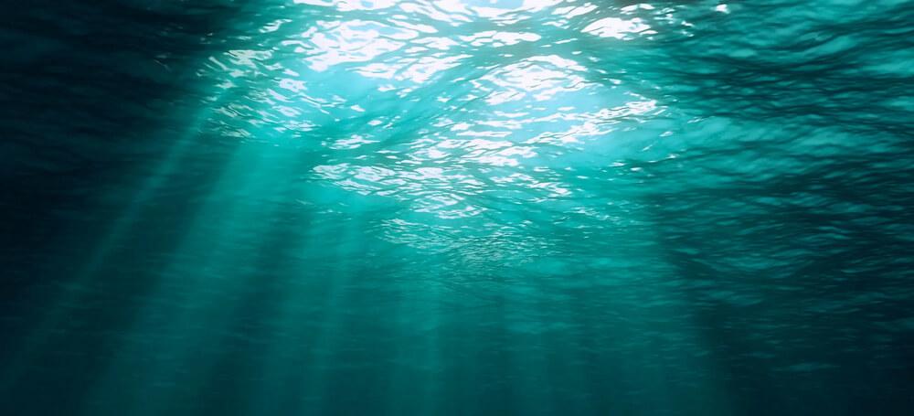 Fotografia subaquática, mostrando a luz solar entrando no mar.