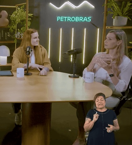 Foto do estúdio onde é gravado o podcast Nossa Energia com as duas apresentadoras