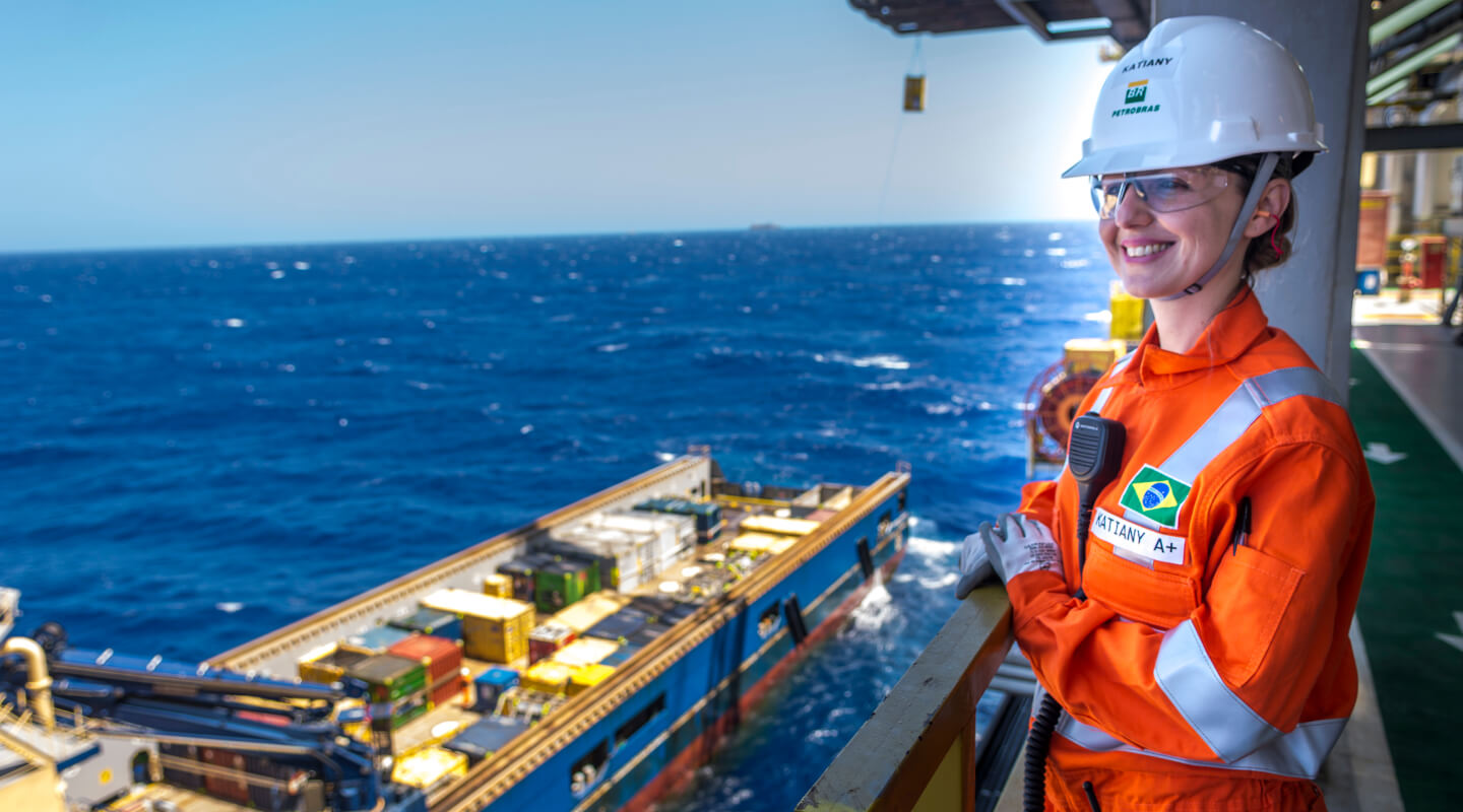 Employee with a career at Petrobras on an offshore platform, wearing full protective equipment.