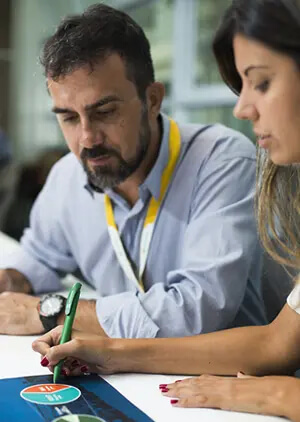 Two employees in uniforms in front of computers, representing a Data Science career at Petrobras.