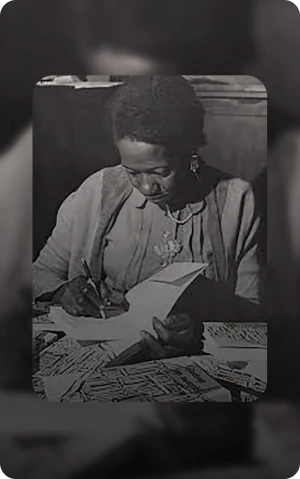 Foto de Carolina Maria de Jesus escrevendo. Ela foi uma autora negra que viveu durante o século XX