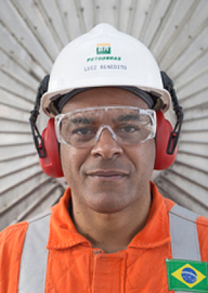 homem com capacete e macação laranja