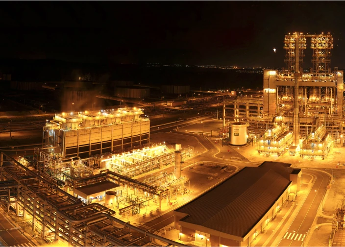 Imagem aérea noturna de refinaria de petróleo da Petrobras.