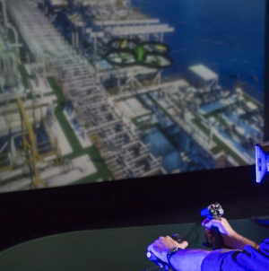 Pessoa utilizando óculos de realidade virtual para visitar refinaria.