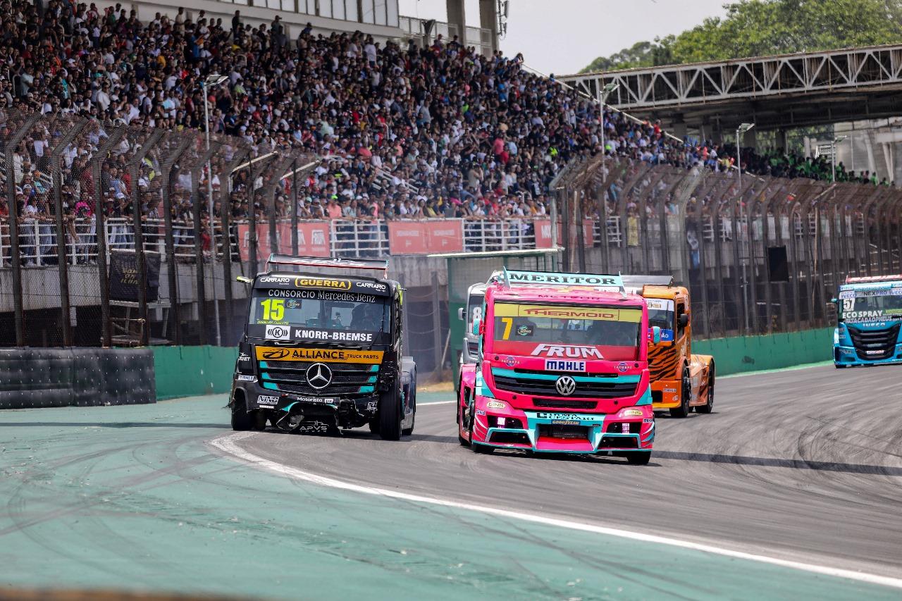 Plateia em pista de corrida e caminhões