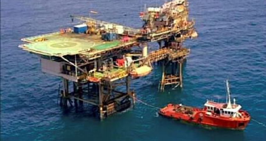 Aerial and offshore photography of the Cação 2 platform, decommissioned by Petrobras.