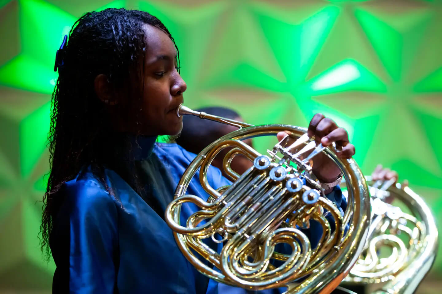 Jovem tocando instrumento de sopro