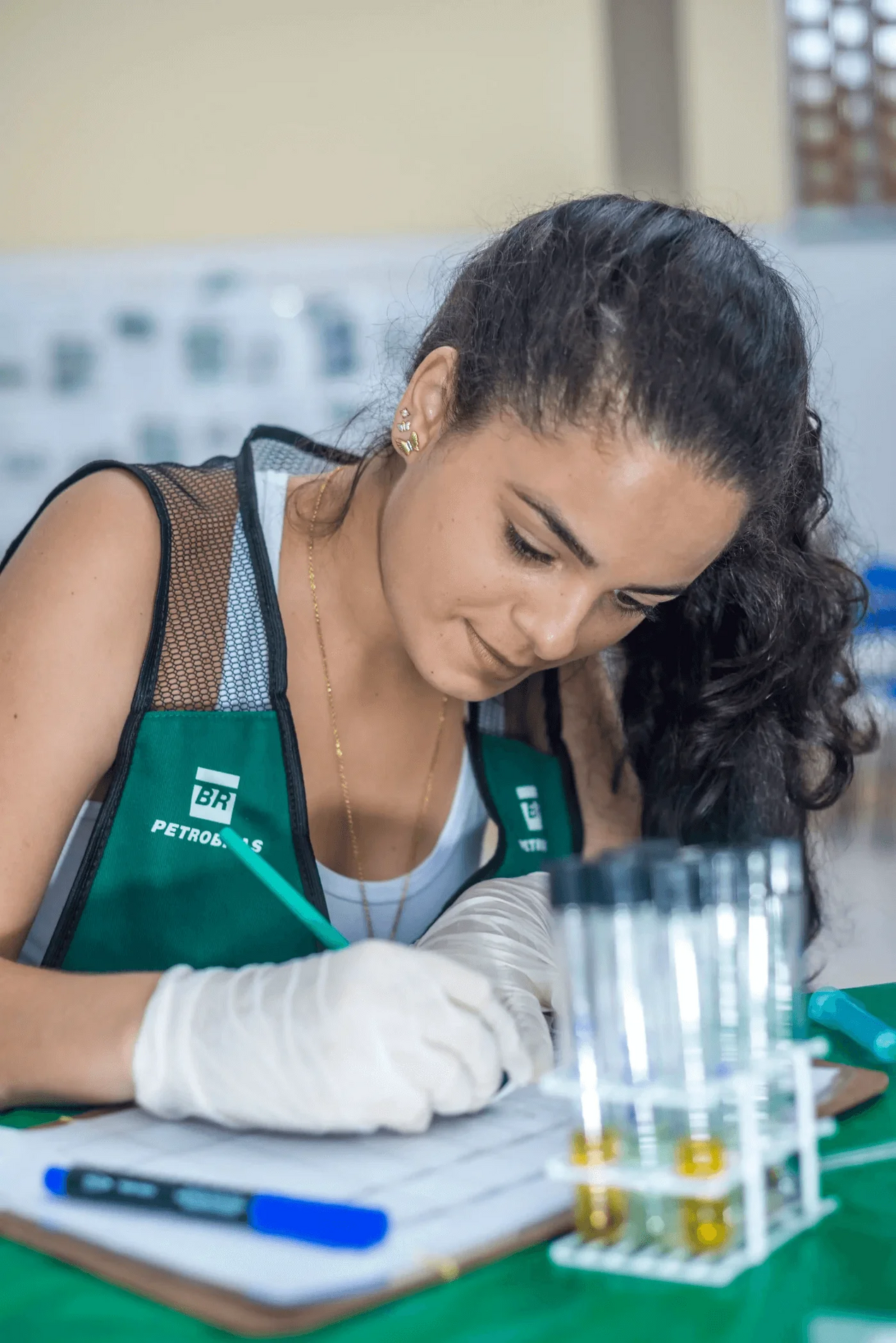 Uma garota estudando para programa de estágio da Petrobras