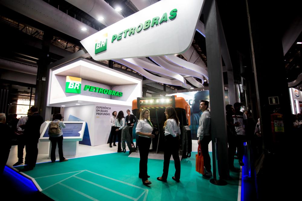 Photo of the Petrobras booth at Rio Oil & Gas. It is being visited by event attendees.
