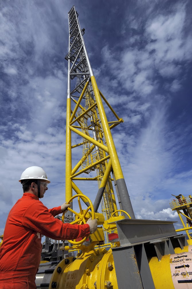 Funcionário da Petrobras opera controle da tocha na plataforma.