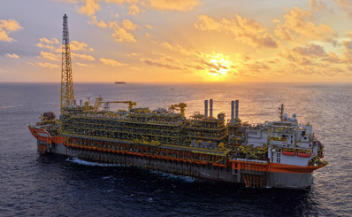 Imagem da FPSO Alexandre de Gusmão com o sol ao fundo