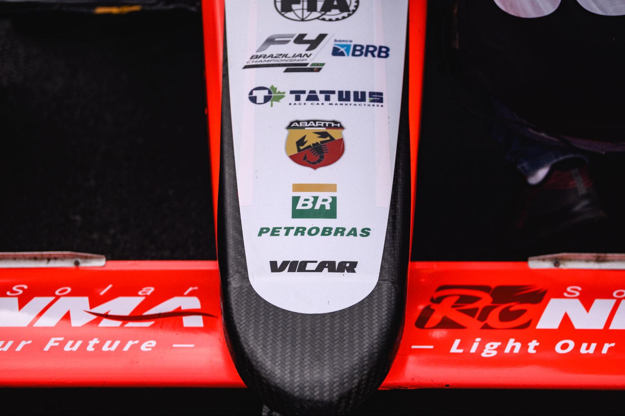 Detalhe da frente do carro de F4, com marcas dos patrocinadores. Petrobras entre eles.