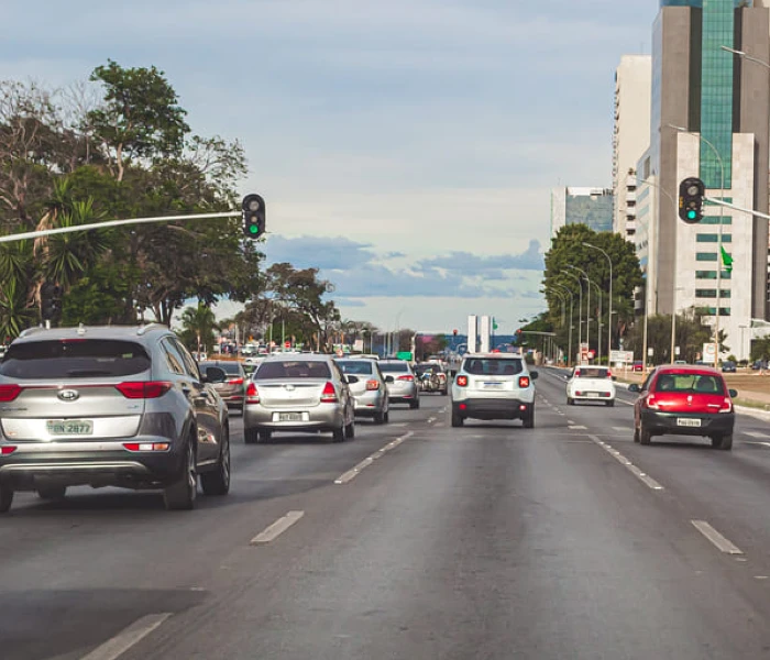 Foto de uma rua movimentada de automóveis em uma grande cidade, representando o uso de Gás Natural Veicular Petrobras.