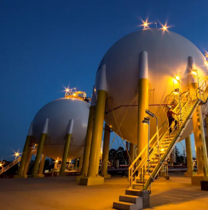 Fotografia noturna de tanques de armazenamento de gás da Petrobras.